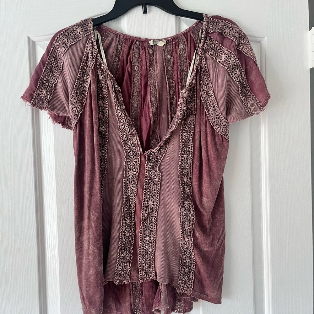 Gimmicks by BKE Purple Embroidered Blouse